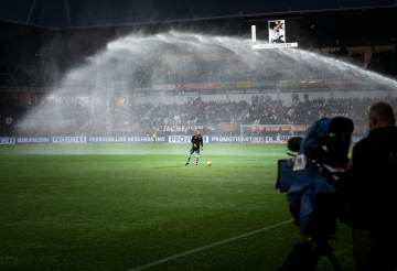 1.1亿压哨成交！别被FIFA的降价骗了，亚洲依然是世界杯最大的冤大头（配图示意）